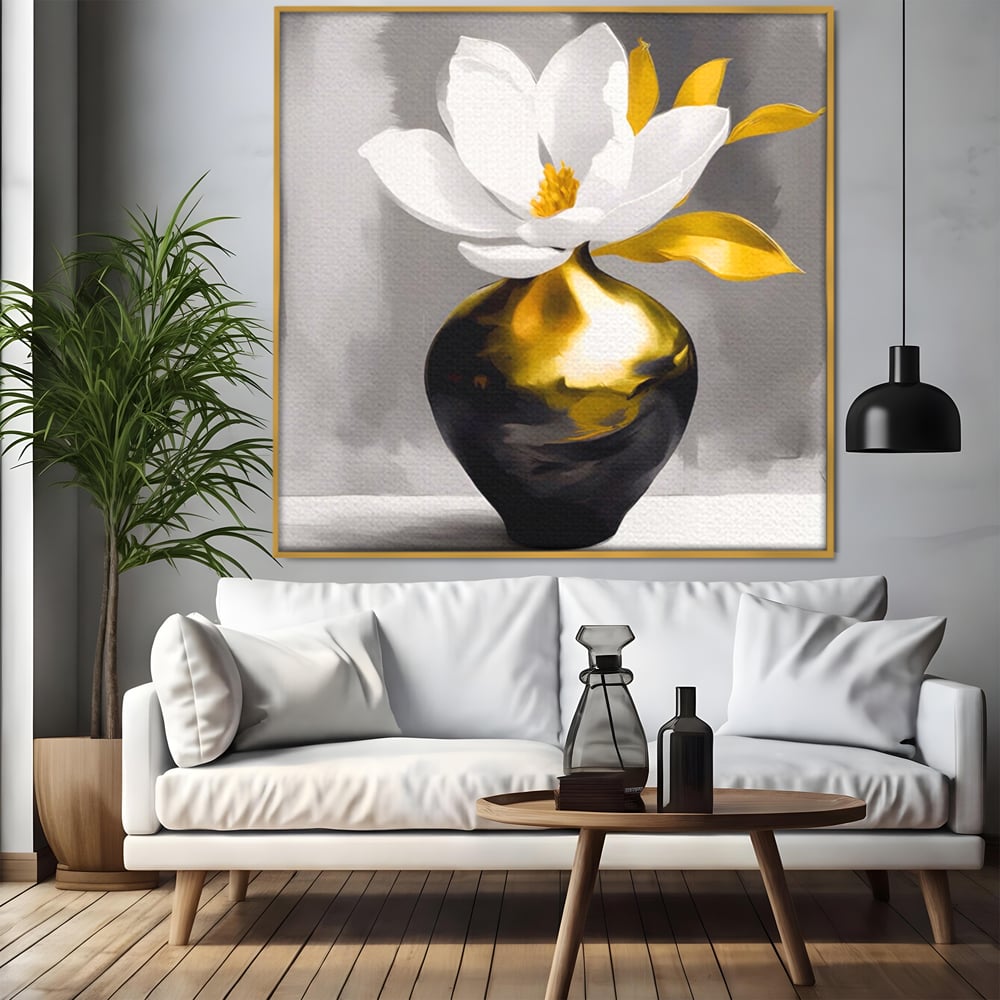 Tablou canvas cu tablou canvas cu floare si vaza aurie, in rama de aluminiu auriu, pe perete intr-un living